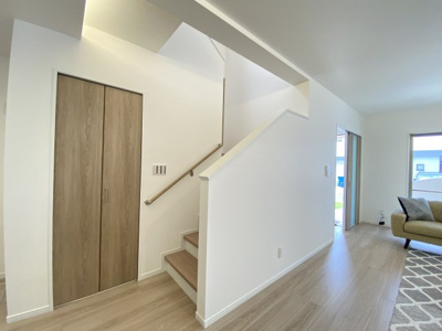 【居間・リビング】 | 南城市玉城船越Ⅱ（全11棟）7・9・10号棟 | 10号棟　LDK19.5帖♪人気のリビング階段＆階段下収納付き♪