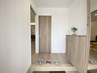 【玄関】 | 南城市玉城船越Ⅱ（全11棟）7・9・10号棟 | 10号棟　十分な収納付き玄関♪