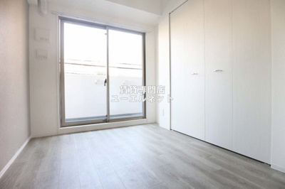 【寝室】 | リブネスコート江坂 | 明るく開放感のある居室で、自分だけのくつろぎ空間を。