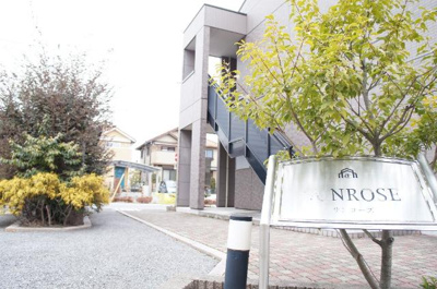 【エントランス】 | サンローズ | 外観写真（昼）