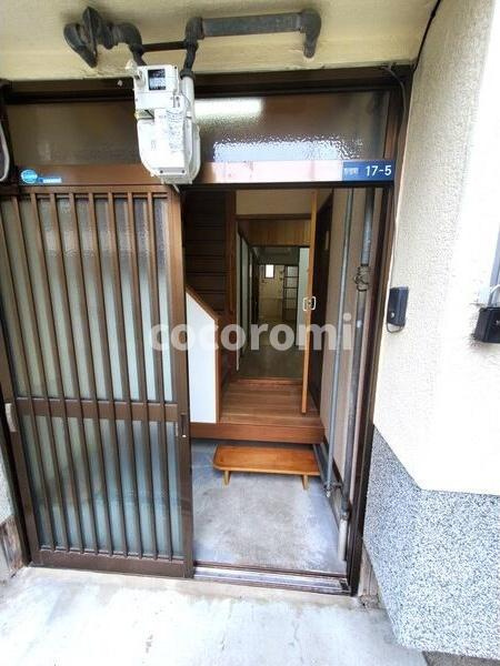 野里町テラスの玄関