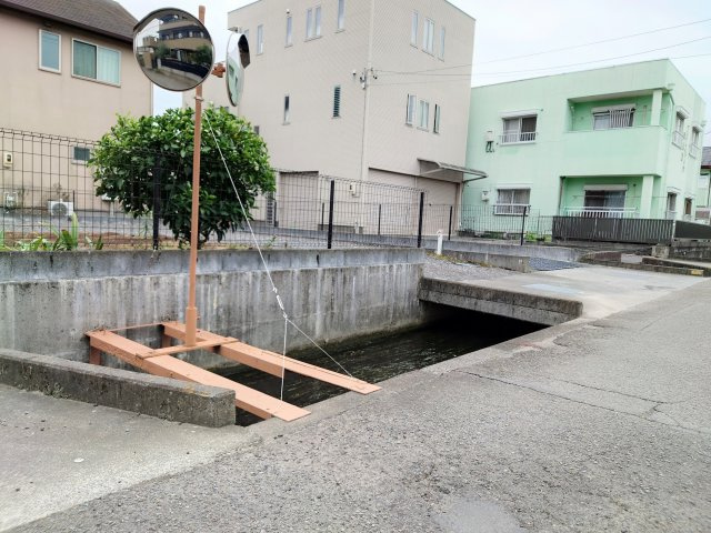 売土地　焼津市柳新屋の前面道路含む現地写真|間口が４ｍあります。