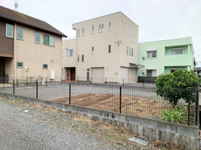 売土地　焼津市柳新屋の外観|フェンスが設置されていて敷地境界の明確がはっきりしています。土台が土留めの役割もしてくれています。