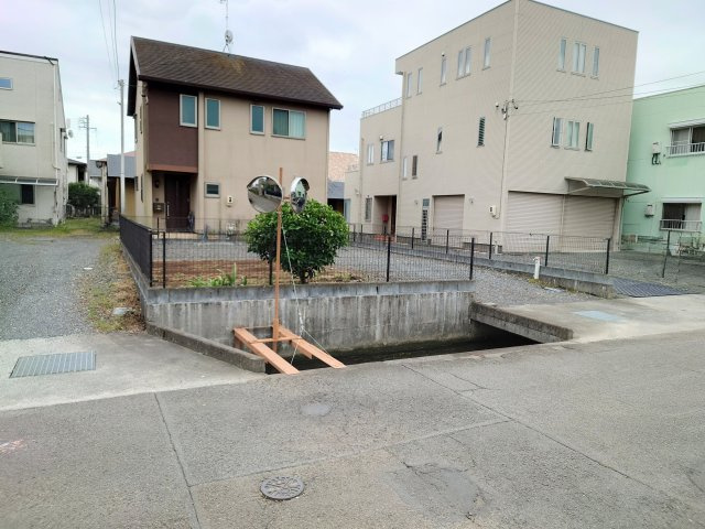 売土地　焼津市柳新屋の前面道路含む現地写真|カーブミラーが設置されていて人と車の往来も安全にできそうです。