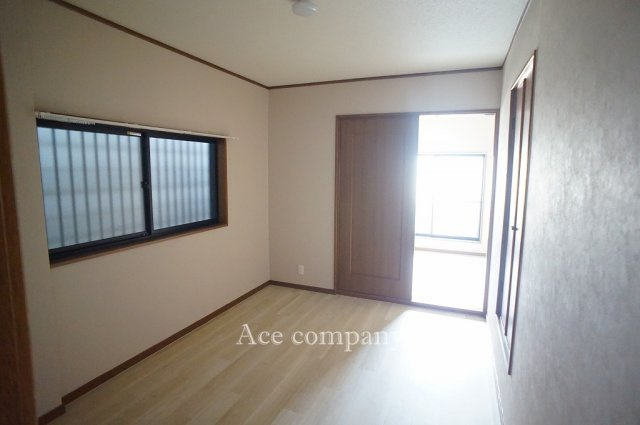 【寝室】 | 東大阪市荒川3丁目 | 【3階：中央洋室6帖】隣のお部屋と続き間になっています。