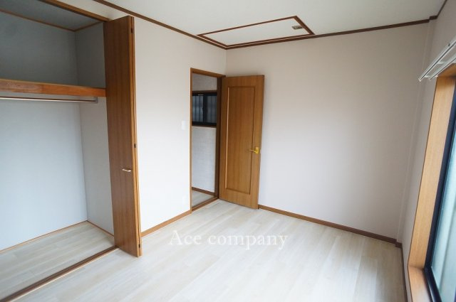 【子供部屋】 | 東大阪市荒川3丁目 | 【3階：西側洋室6帖】屋根裏収納へ昇降階段はこちらのお部屋上部にあります♪