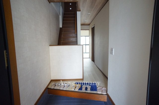 【玄関】 | 東大阪市荒川3丁目 | 階段壁カットで圧迫感の少ない玄関ホールです♪1階廊下に階段下収納があります。