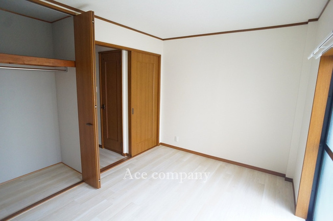 【寝室】 | 東大阪市荒川3丁目 | 【1階：洋室6帖】クローゼット完備です♪ガーデニングスペースに出入りできます☆