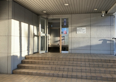 【エントランス】 | ファミール西八王子Ａ棟 | マンションのエントランスには、もともと風よけや防犯の役割がありますが、マンションによって宅配ボックスなどの設備が備わっている所もあります。日々の生活をイメージしながら生活しやすさをチェックしましょう。