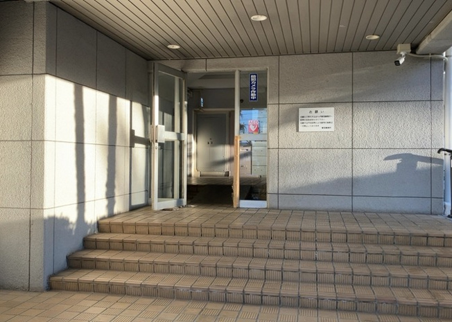 【エントランス】 | ファミール西八王子Ａ棟 | マンションのエントランスには、もともと風よけや防犯の役割がありますが、マンションによって宅配ボックスなどの設備が備わっている所もあります。日々の生活をイメージしながら生活しやすさをチェックしましょう。
