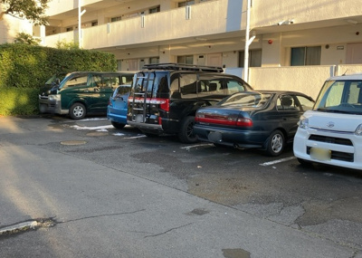 【駐車場】 | ファミール西八王子Ａ棟 | 駐車場と明記されていても、最小スペースでつくられた駐車場だと大型車は駐車できなかったり、出入りしにくくなったりする可能性があります。お車のサイズと購入したい物件の駐車場のサイズを現地で確認しましょう。