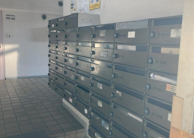 【設備】 | ファミール西八王子Ａ棟 | エントランス付近に設置されている集合ポストは、住んでいる部屋と離れているため、ポストをあさるなど誰かに何かされていても被害に気づきにくいです。入居する時には他人に特定されにくい番号で鍵をかけましょう！