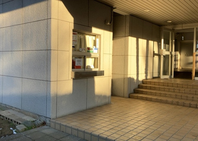 【受付】 | ファミール西八王子Ａ棟 | 受付はマンションコンシェルジュがいる場合もあれば、管理人が滞在する小部屋を総称して呼ぶことがあります。主にエントランスに設置されていることから、防犯面でも期待ができます。防犯設備がない場合はより安心！