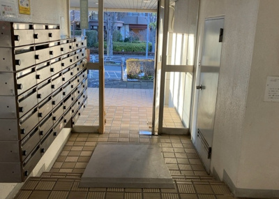 【ロビー】 | ファミール西八王子Ａ棟 | ラウンジは、マンションの共用スペースに椅子やテーブルなどを配置した利用者が寛げる空間です。屋内型ラウンジと屋外型ラウンジがあります。共用部分の管理状況と合わせて、詳細については現地でご確認ください。
