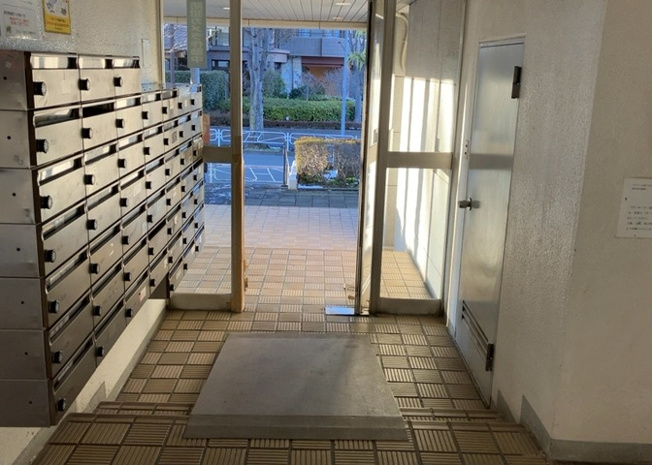 【ロビー】 | ファミール西八王子Ａ棟 | ラウンジは、マンションの共用スペースに椅子やテーブルなどを配置した利用者が寛げる空間です。屋内型ラウンジと屋外型ラウンジがあります。共用部分の管理状況と合わせて、詳細については現地でご確認ください。