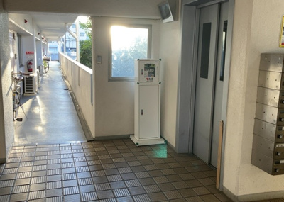 【ロビー】 | ファミール西八王子Ａ棟 | ロビーというと、エントランスと何がちがうの？と思いますよね。実はロビーとエントランスには明確な決まりはありません。物件によっては、エントランスを入って広がるある程度の広さのある空間がロビーとなります。