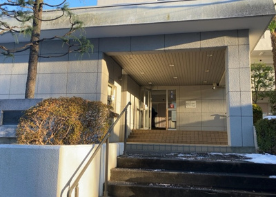 【構造・工法・仕様】 | ファミール西八王子Ａ棟 | ＲＣ造、Reinforced Concreteは直訳すると補強されたコンクリートです。主に柱や梁・床・壁が鉄筋とコンクリートで構成おり、鉄筋を組んだ型枠にコンクリートを流し込んで固めたものを指します。