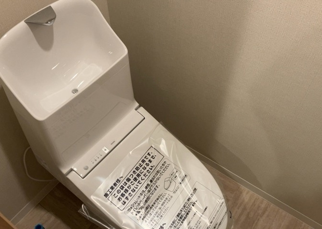 【トイレ】 | ファミール西八王子Ａ棟 | トイレは大きさや形、機能、抗菌性などが異なる多種多彩なタイプが各メーカーから出ています。それぞれに良さがあるため、事前にどういったタイプのトイレがいいのかをご家庭内で決めて、内見に行くといいでしょう。