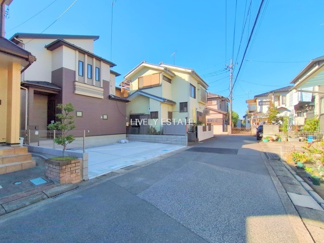 草加市松江2丁目 新築分譲住宅の前面道路含む現地写真