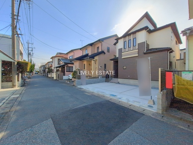 草加市松江2丁目 新築分譲住宅の前面道路含む現地写真