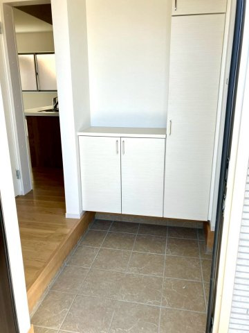 高松市上天神町②　新築戸建　２階建　５LDKの玄関