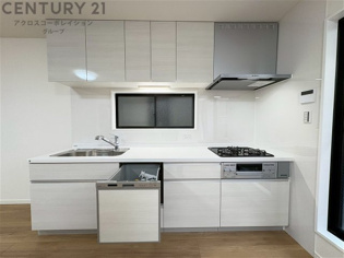 シンプルなデザインと使いやすさを兼ね備えた対面式システムキッチンは、効率的な作業スペースを提供し、家族やゲストとのコミュニケーションを促進します。
