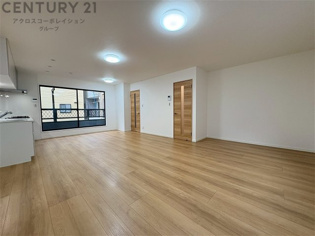 約20帖のリビングルームは広々として開放感のある空間となっております。