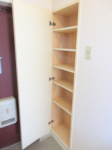 ＧＲＡＮＤＩＯＳＥ　ＨＩＲＡＮＯの玄関|★玄関に収納２ヵ所あります★