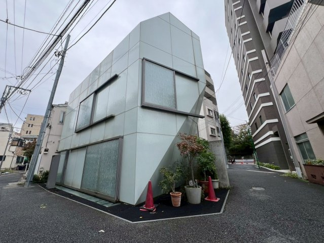 港区西麻布　中古戸建の前面道路含む現地写真