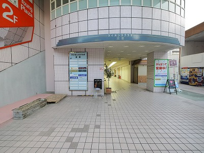 ライオンズプラザ富雄の玄関