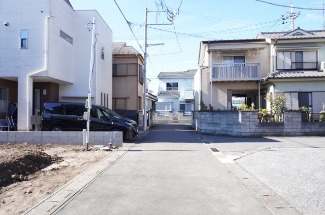 越谷市大成町6丁目 新築分譲住宅の前面道路含む現地写真