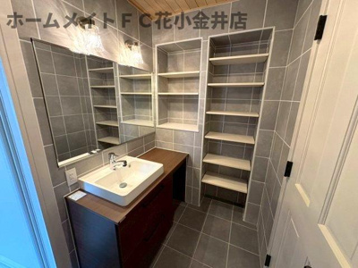 【独立洗面台】 | ヴィラアイビス | 洗面所の棚はたくさん収納できて便利ですね