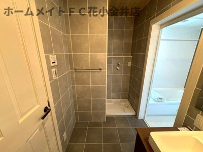 【独立洗面台】 | ヴィラアイビス | 壁・床素材は湿気を吸収してくれる素材です