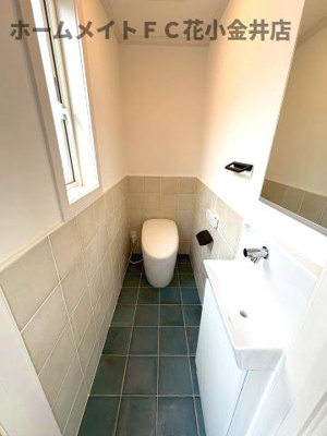 【トイレ】 | ヴィラアイビス | 掃除がラクなタンクレストイレです　女性には嬉しいレストドレッサー付き
窓もあるので換気も出来ます