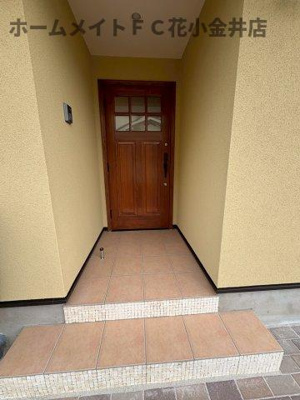 【エントランス】 | ヴィラアイビス | 木製玄関ドア　ドアノブも可愛い　ダブルロックキーで安心