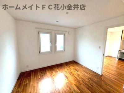 【洋室】 | ヴィラアイビス | 天然無垢の落ち着いたフローリング