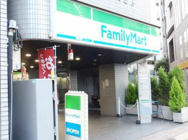 ファミリーマートまで358m
