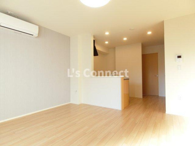 【居間・リビング】 | グランディール高屋敷Ｂ棟 | アクセントクロス仕様のＬＤＫ。