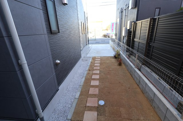 《仲介手数料無料》大宮区上小町300-2新築一戸建てフィットエーの駐車場