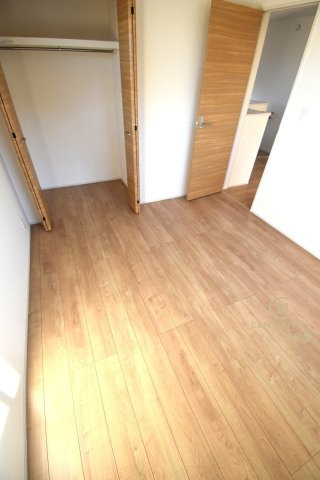 ブルーミングガーデン  水戸市元吉田町　4期　限定1棟！の洋室|折戸を開くと壁面クローゼット。衣類が横一列に並ぶためひと目で洋服が選びやすい！衣類をたくさんお持ちの方もスッキリ片付きます♪