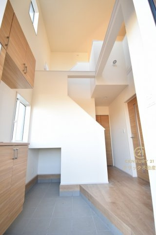 ブルーミングガーデン  水戸市元吉田町　4期　限定1棟！の玄関|吹抜けを採用した玄関は明るく開放的！湿気がこもりにくいのも嬉しいですね♪