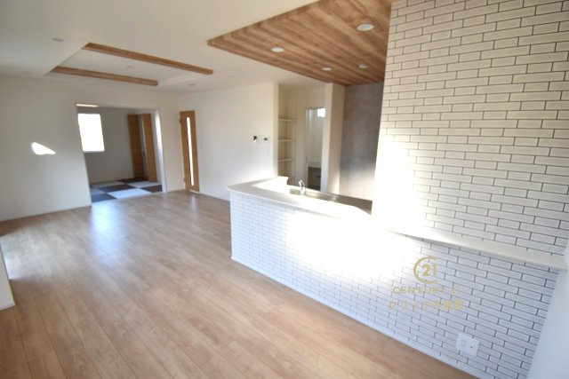 ブルーミングガーデン  水戸市元吉田町　4期　限定1棟！の居間・リビング|折り上げ天井で空間をより広く感じられます。大きなダイニングセットや背の高い観葉植物を置いてもまだまだ余裕♪家族で集まっても人を招いても、空間にゆとりがあると自然に寛げます。