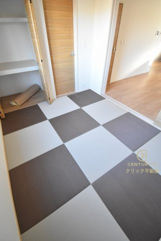 ブルーミングガーデン  水戸市元吉田町　4期　限定1棟！の和室|フチなし畳で洋室仕様の和室です。リビングを通らずに玄関から直接入る事もできます。たっぷりの収納スペースは折戸でデザインしました。