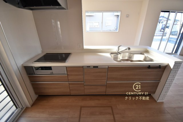 ブルーミングガーデン  水戸市元吉田町　4期　限定1棟！のキッチン|対面式システムキッチンは料理中や後片づけの間も会話が楽しめ、家族に一体感が生まれます。十分な広さのキッチンなら、家族での分担作業もはかどりそう！