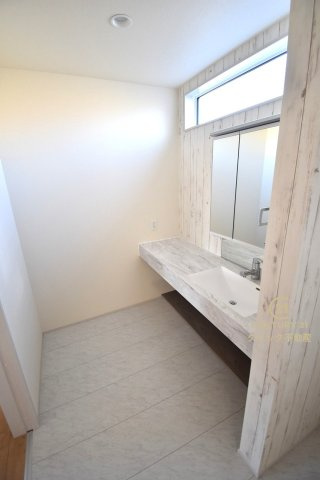 ブルーミングガーデン  水戸市元吉田町　4期　限定1棟！の脱衣所|清潔感を保ちやすいフルフラットカウンターです。身だしなみチェックや歯磨きなど、朝の慌ただしい時間でも余裕を感じていただけます。