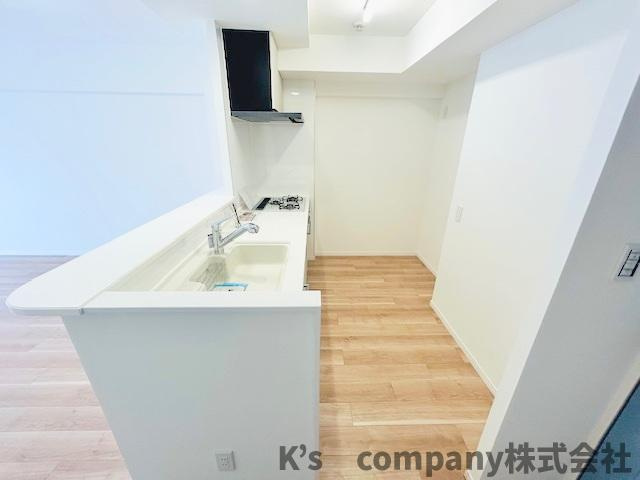 ◎茅ヶ崎市中島　ベルパーク湘南茅ヶ崎E館のキッチン|キッチンの後方には食器棚スペースがあります◇