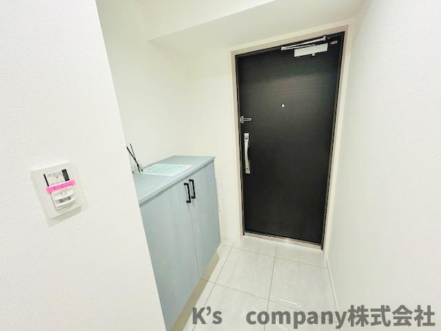 ◎茅ヶ崎市中島　ベルパーク湘南茅ヶ崎E館の玄関|玄関横に建具と同じ色合いのシューズボックス♪