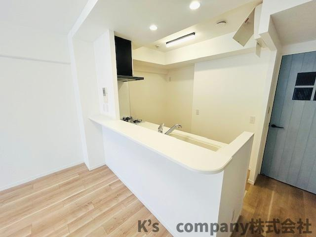 ◎茅ヶ崎市中島　ベルパーク湘南茅ヶ崎E館のキッチン|リビングにいるご家族を感じながらお料理ができます♪