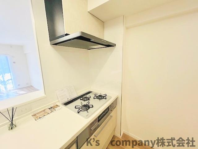 ◎茅ヶ崎市中島　ベルパーク湘南茅ヶ崎E館のキッチン|三口ガスコンロでお料理の幅が広がります◇