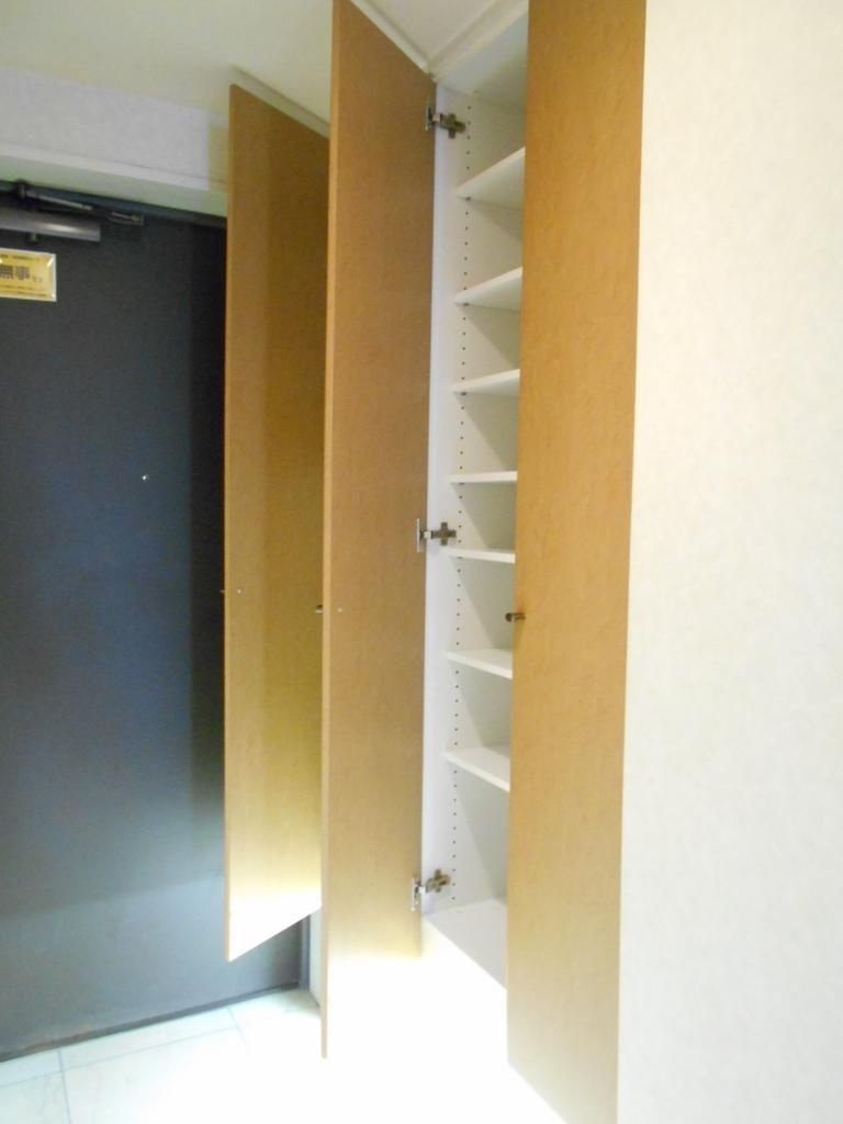 クイーンズパレス東京中央の玄関